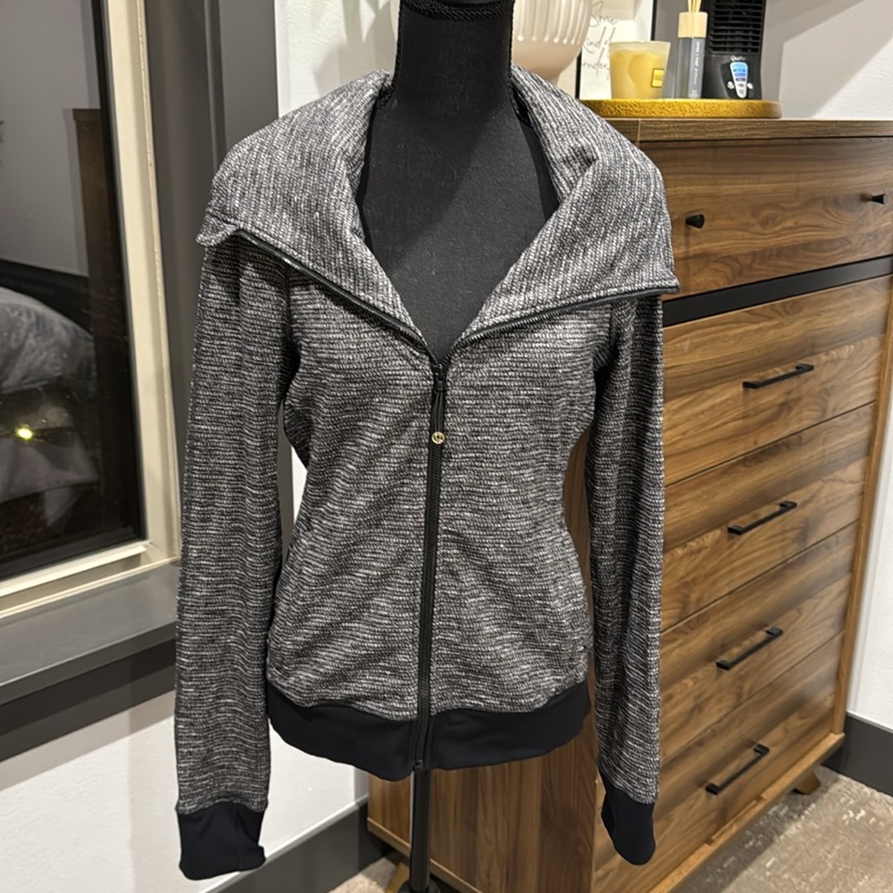 EUC Lululemon Jacket 10 - Picture 6 of 6